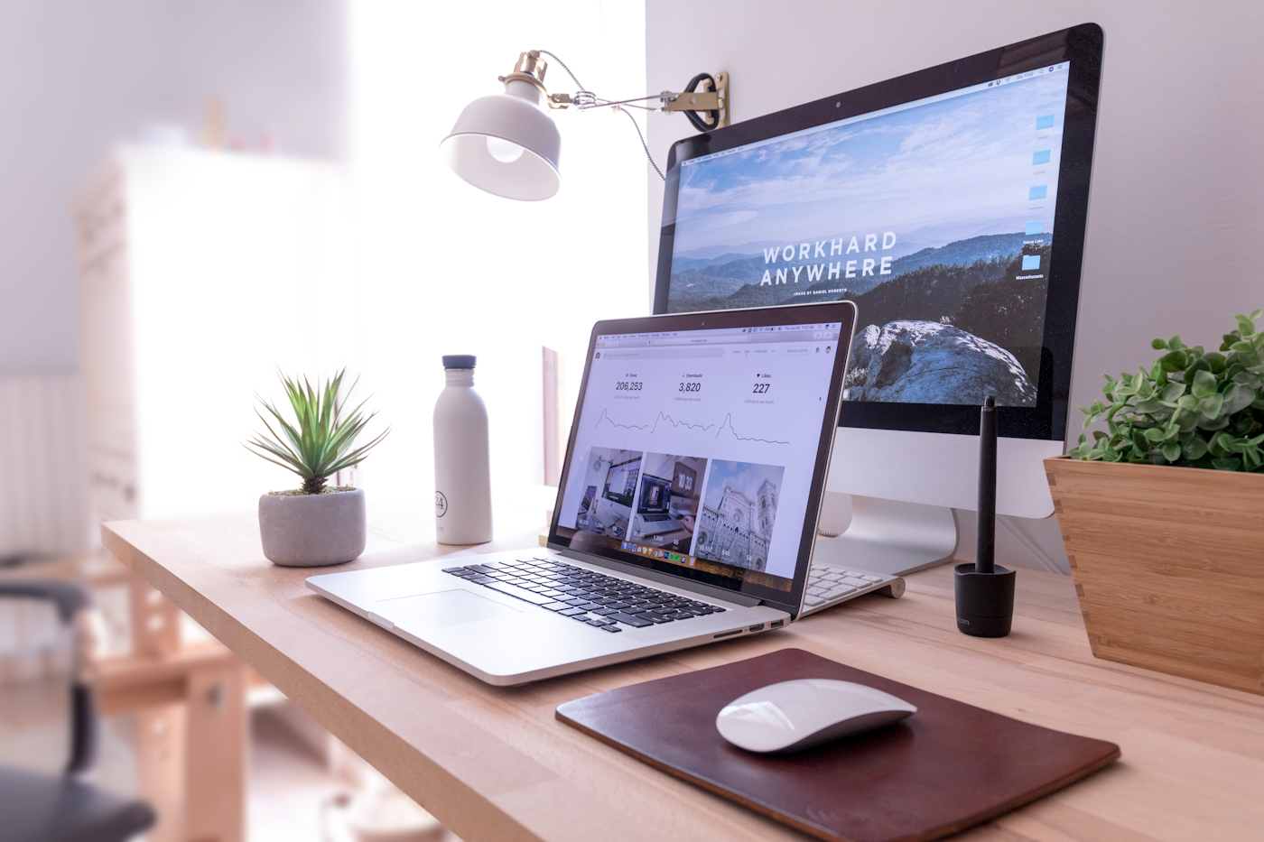 Dizüstü bilgisayar ve monitör bulunan modern çalışma masası